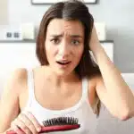 kobieta z problemem wypadania włosów
