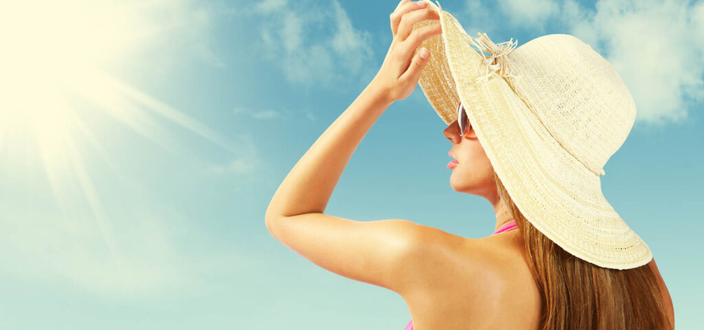 kobieta z nakryciem głowy chroniącym włosy przed nadmiernym nasłonecznieniem