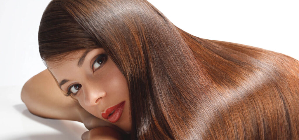 kobieta z gladkimi wlosami po nanoplastii