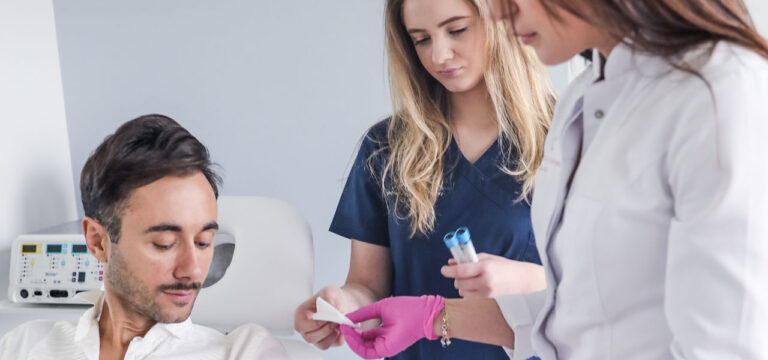 Ein Trichologe bespricht die Untersuchungsergebnisse eines Patienten vor einer geplanten Transplantationsbehandlung.