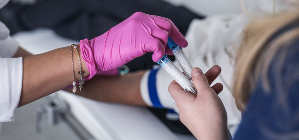 Diagnostik und Blutentnahme vor einer Haartransplantation bei PT CLINIC Medizinisches Personal bei PT CLINIC bereitet den Patienten auf Laboruntersuchungen vor dem Eingriff vor.