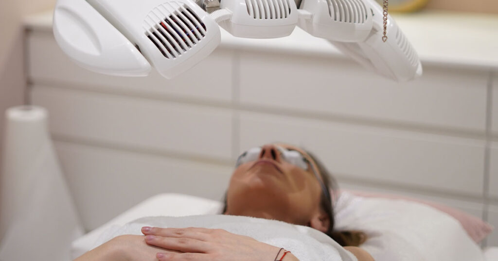 Specjalistyczna lampa LED emitująca światło czerwone do stymulacji wzrostu włosów